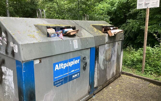 Volle Altpapier-Container im Ameisenbühl in Waiblingen (7.5.2026).