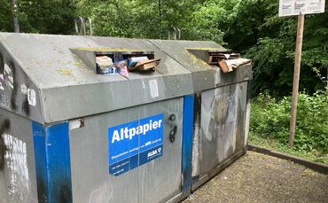 Volle Altpapier-Container im Ameisenbühl in Waiblingen (7.5.2026).