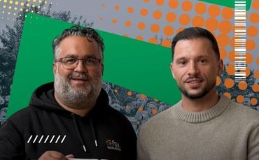 Ali Ferati (rechts) wechselt von der TSG Backnang zum FSV Waiblingen (links Sportdirektor Sandro Palmizi).