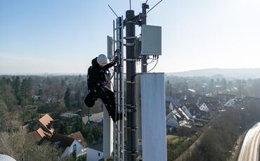 Ein Telekom-Techniker an einem Mobilfunk-Masten - an so einem Standort könnten künftig auch Anti-Drohnen-Sensoren hängen. (Archi