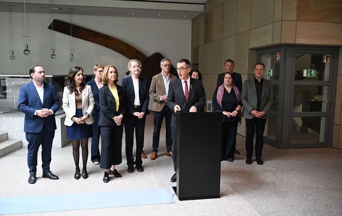Özdemir stellt Kabinettsmitglieder vor