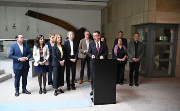 Özdemir stellt Kabinettsmitglieder vor