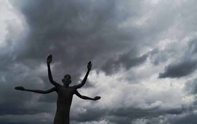 Zum Wochenstart ziehen dunkle Wolken auf (Symbolfoto).