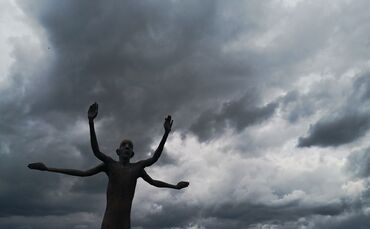 Zum Wochenstart ziehen dunkle Wolken auf (Symbolfoto).