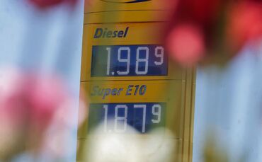 Zum ersten Mal seit Anfang März hat Diesel im bundesweiten Tagesdurchschnitt wieder weniger als 2 Euro gekostet. (Archivbild)