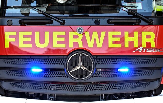 Die Feuerwehr ist zu einem Grillunfall in Steinenbronn ausgerückt. (Symbolbild)
