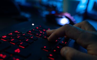 Jeder neunte Internetnutzer in Deutschland (11 Prozent) wurde im vergangenen Jahr Opfer von Cyberkriminalität. (Symbolbild)