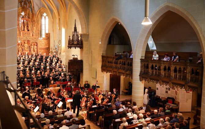 Musiker und Publikum füllen die Schlosskirche anlässlich der Aufführung von Bachs h-Moll-Messe.