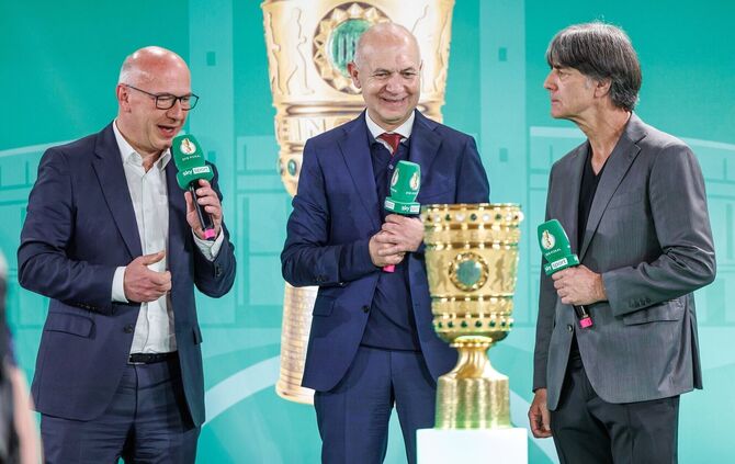 Ex-Bundestrainer Joachim Löw (r) bei der Übergabe des DFB-Pokals für das Finale in Berlin.