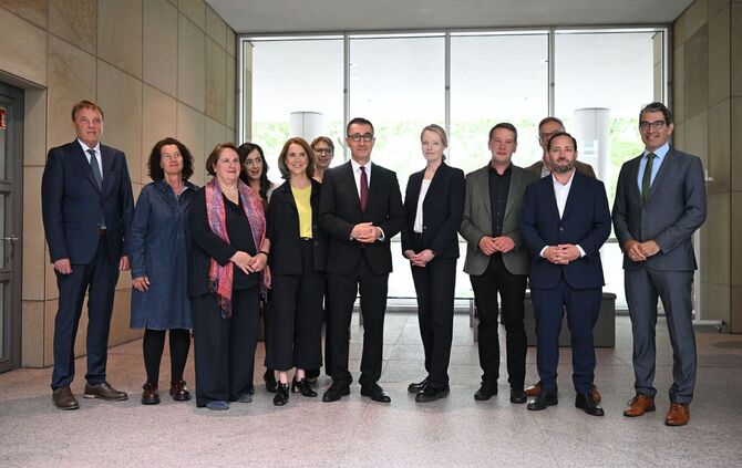 Özdemir stellt Kabinettsmitglieder vor