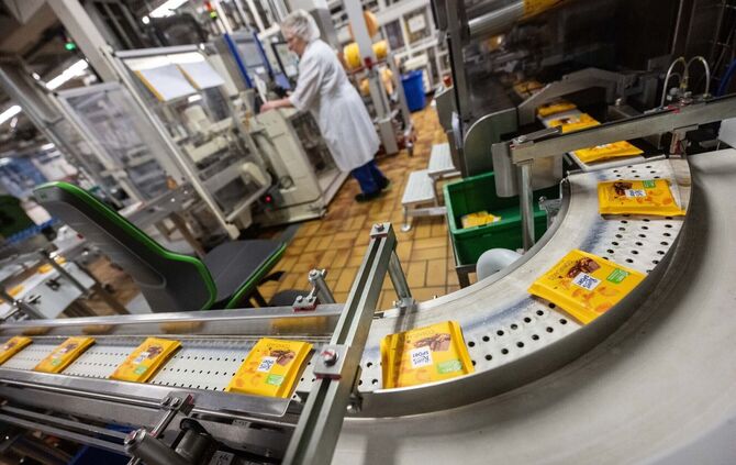 Ritter Sport hat seit kurzem leichtere Schokoladentafeln im Angebot. (Archivbild)