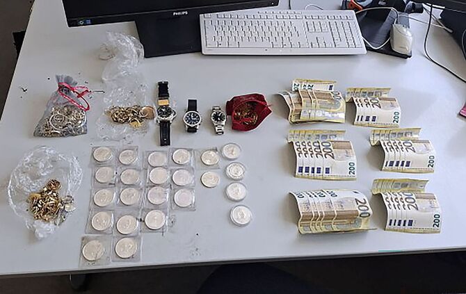 Silbermünzen, Bargeld und Goldschmuck auf Spielplatz entdeckt