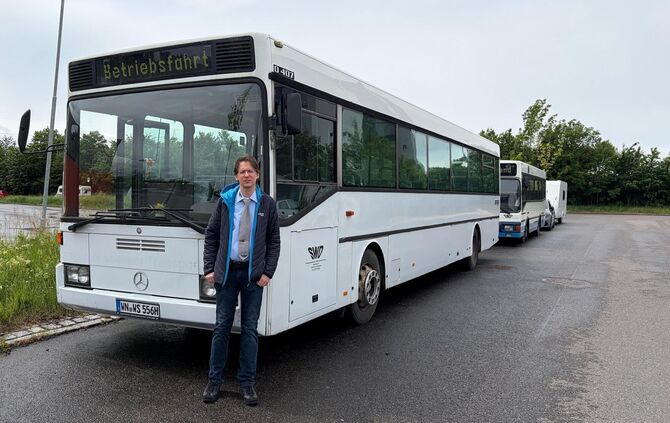 Sven Winkelhock (43) vor einem seiner verbliebenen Retro-Omnibusse - dieser sogar mit Oldtimer-"H"-Kennzeichen. Unweit dieser St