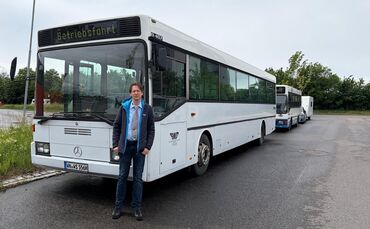 Sven Winkelhock (43) vor einem seiner verbliebenen Retro-Omnibusse - dieser sogar mit Oldtimer-"H"-Kennzeichen. Unweit dieser St
