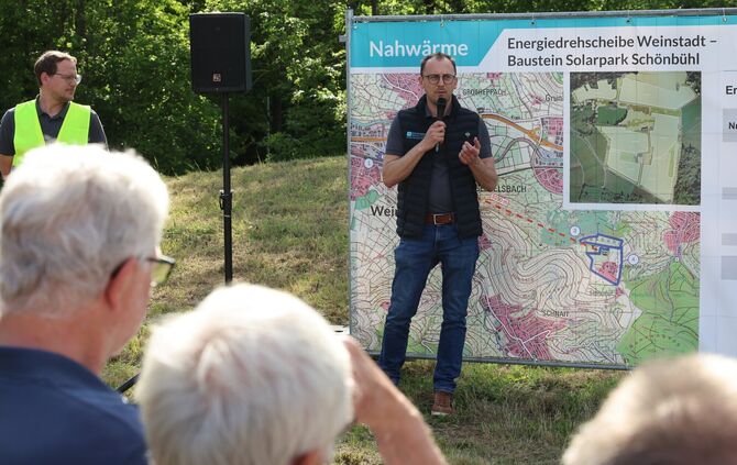 Stadtwerke-Chef Meier (Mitte) erklärt in Endersbach das neue Großprojekt der Energiedrehscheibe.