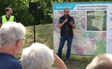 Stadtwerke-Chef Meier (Mitte) erklärt in Endersbach das neue Großprojekt der Energiedrehscheibe.