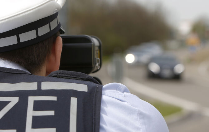 Die Polizei misst 101 Stundenkilometer (Symbolfoto).