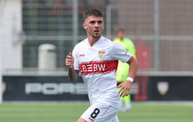 Samuele Di Benedetto bei einem VfB-Testspiel im Sommer 2025 gegen Freiberg.