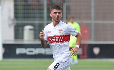 Samuele Di Benedetto bei einem VfB-Testspiel im Sommer 2025 gegen Freiberg.