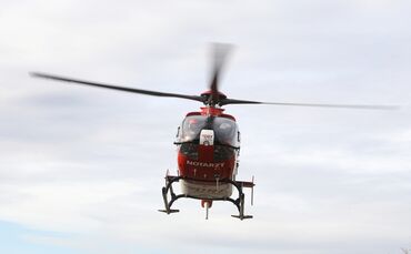 Der Mann wurde mit einem Rettungshubschrauber in eine Klinik gebracht. (Symbolfoto)