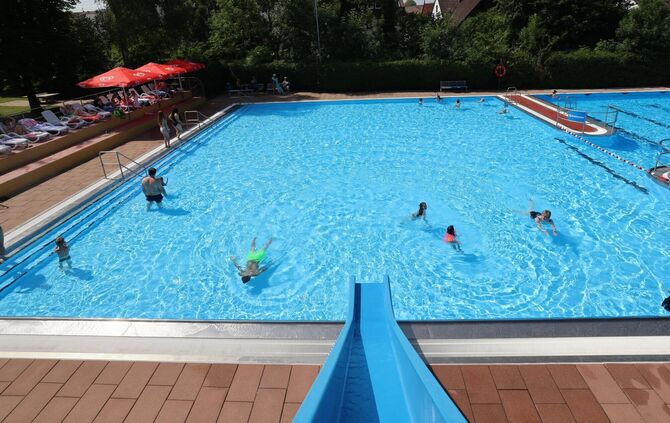 Direkt am Schwimmerbecken war Rauchen auch bislang schon verboten (Archivbild).