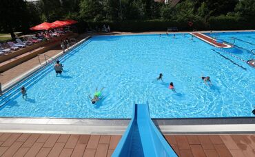 Direkt am Schwimmerbecken war Rauchen auch bislang schon verboten (Archivbild).