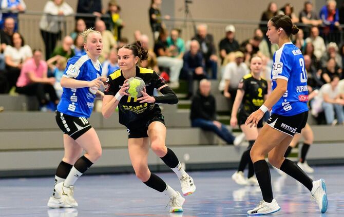 Nina Wendel (mit Ball) und die SG Weinstadt wollen in die Regionalliga aufsteigen.