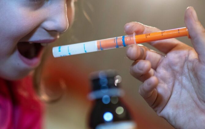Engpässe bei Fiebersaft für Kinder wie 2022 in Deutschland sollen sich nicht wiederholen. (Symbolbild)