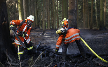 Wenn es im Wald brennt, muss die Feuerwehr schnell sein. (Archivbild)