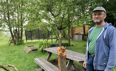 Adrian Dona vor den Resten der Zerstörung. Das meiste Holz hat er schon abgeräumt.