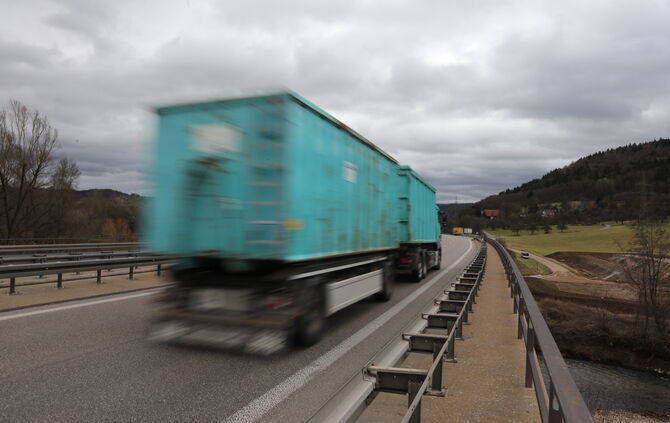Eine Windböe warf einen gesamten Sattelzug auf die Seite (Symbolfoto).