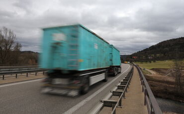 Eine Windböe warf einen gesamten Sattelzug auf die Seite (Symbolfoto).