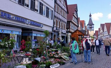 Der Kunsthandwerker- und Pflanzenmarkt sowie ein Kinderprogramm bilden den Rahmen für den verkaufsoffenen Sonntag am "Wonnetag" 