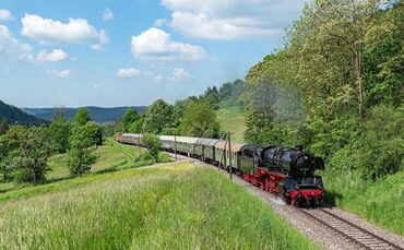 Die Dampflok 50 2273 von 1942 zieht den Zug nach Nördlingen