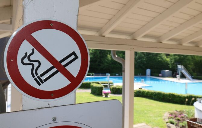 Rauchverbot: Schild an der Kiosk-Terrasse im Winterbacher Freibad.