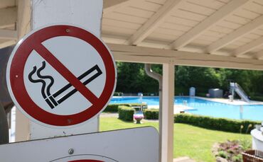 Rauchverbot: Schild an der Kiosk-Terrasse im Winterbacher Freibad.