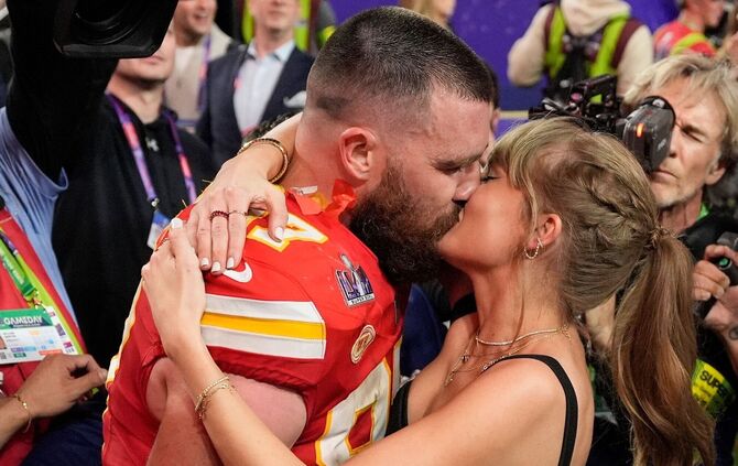 Taylor Swift küsst Travis Kelce