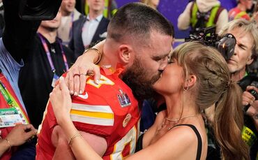 Taylor Swift küsst Travis Kelce