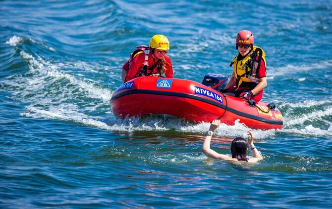 Rettungsschwimmer der DLRG an der Ostseeküste