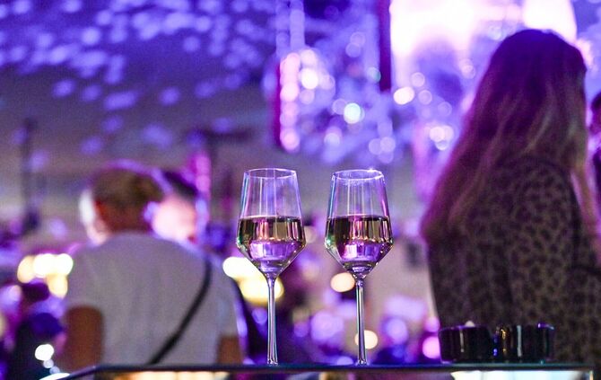 Zwei Gläser stehen unbeaufsichtigt auf einem Tisch im Club