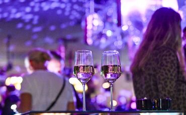 Zwei Gläser stehen unbeaufsichtigt auf einem Tisch im Club
