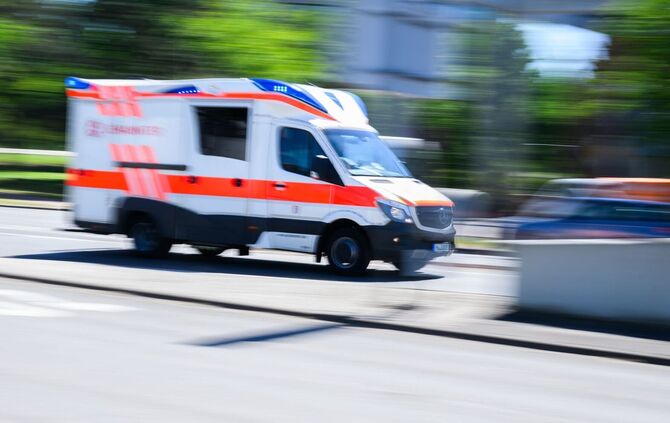 Rettungswagen fährt zur Notaufnahme