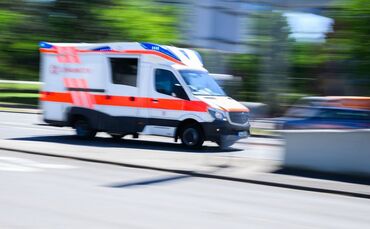 Rettungswagen fährt zur Notaufnahme