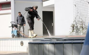 Im Freibad laufen die Vorbereitungen für den Saisonstart.
