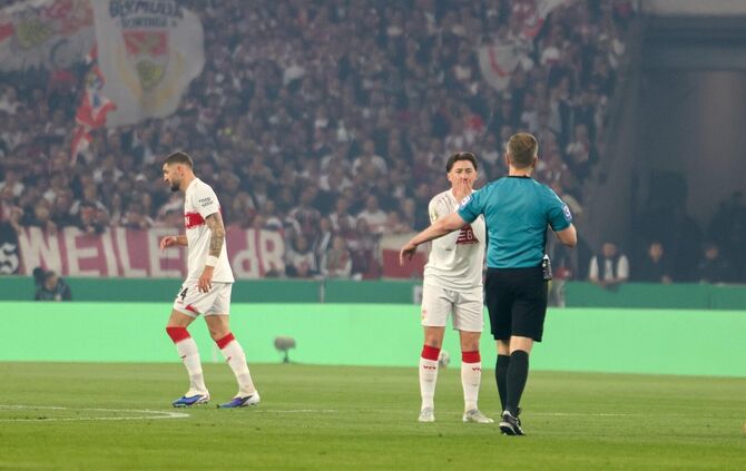 Angelo Stiller ärgert sich im Pokal-Halbfinale über einen Pfiff des Referees Tobias Welz.