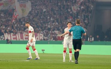 Angelo Stiller ärgert sich im Pokal-Halbfinale über einen Pfiff des Referees Tobias Welz.