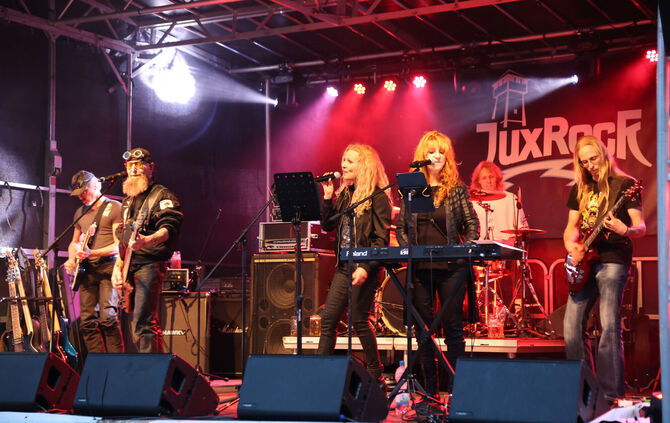 Die Band JuxRock spielt auf der Bühne bei der Rocketse des MSC Spiegelberg-Jux.