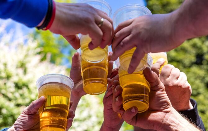 Alkohol gehört für viele zum Vatertag dazu. (Archivbild)