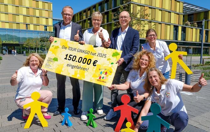 Sechsstellige Hilfe für kranke Kinder im Rems-Murr-Kreis: "Tour Ginkgo"-Initiatorin Christiane Eichenhofer (Mitte) mit Vertreter