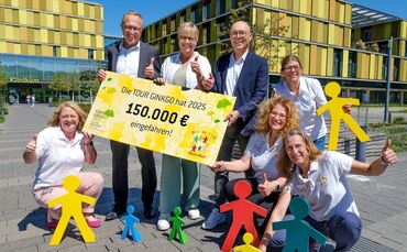 Sechsstellige Hilfe für kranke Kinder im Rems-Murr-Kreis: "Tour Ginkgo"-Initiatorin Christiane Eichenhofer (Mitte) mit Vertreter
